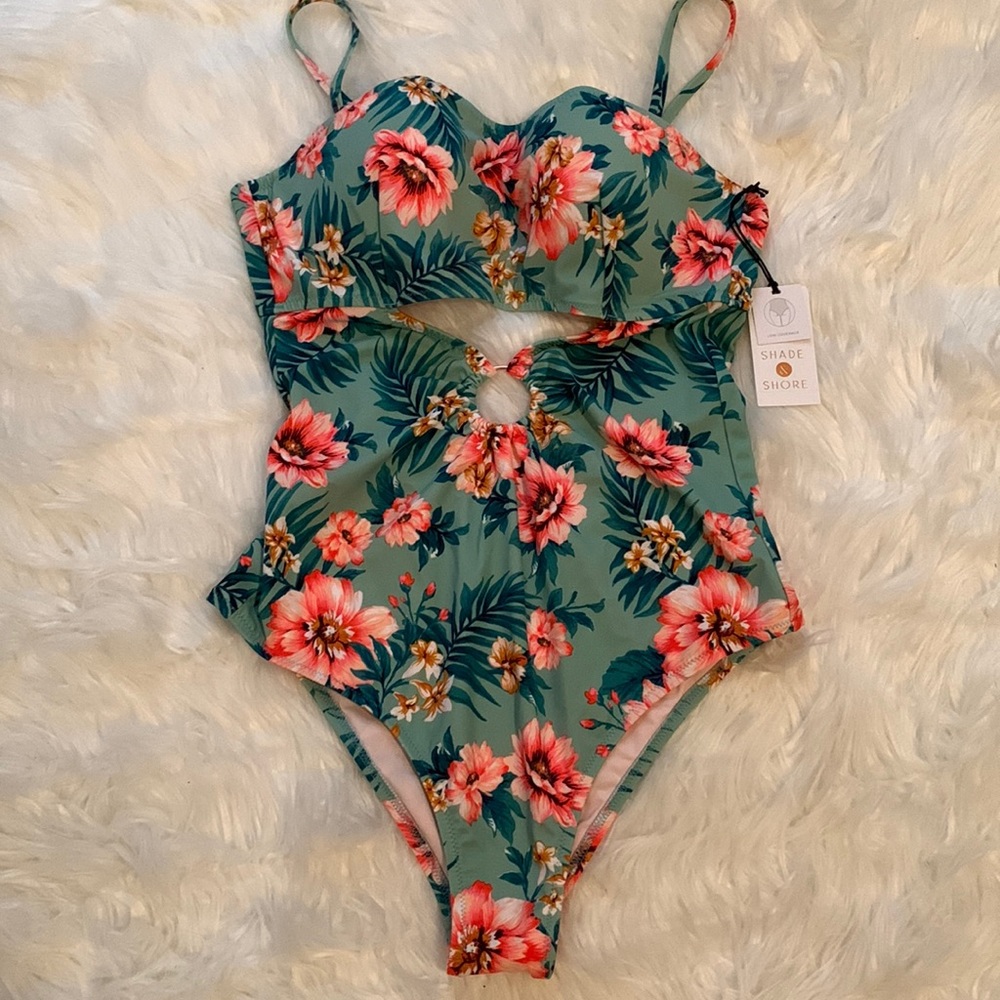 Shade & Shore One Piece Swimsuit. Floral, Keyhole, Cheeky. Super cute swimwear.